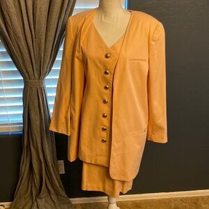 Apart VINTAGE‎ three piece suit peach in color